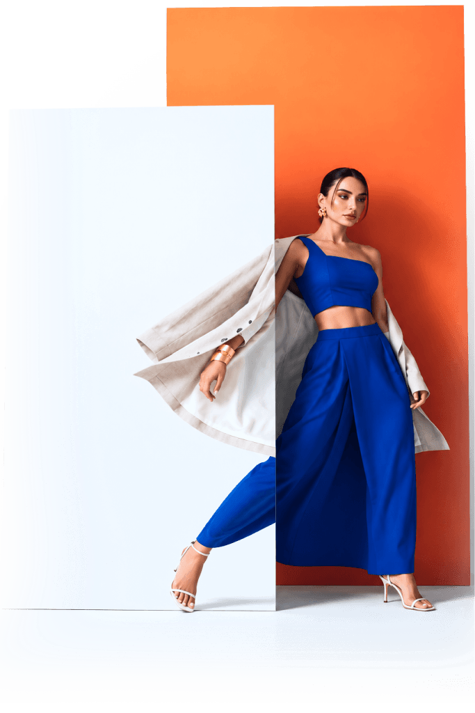 Modelo em look casual à esquerda e look azul de festa à direita